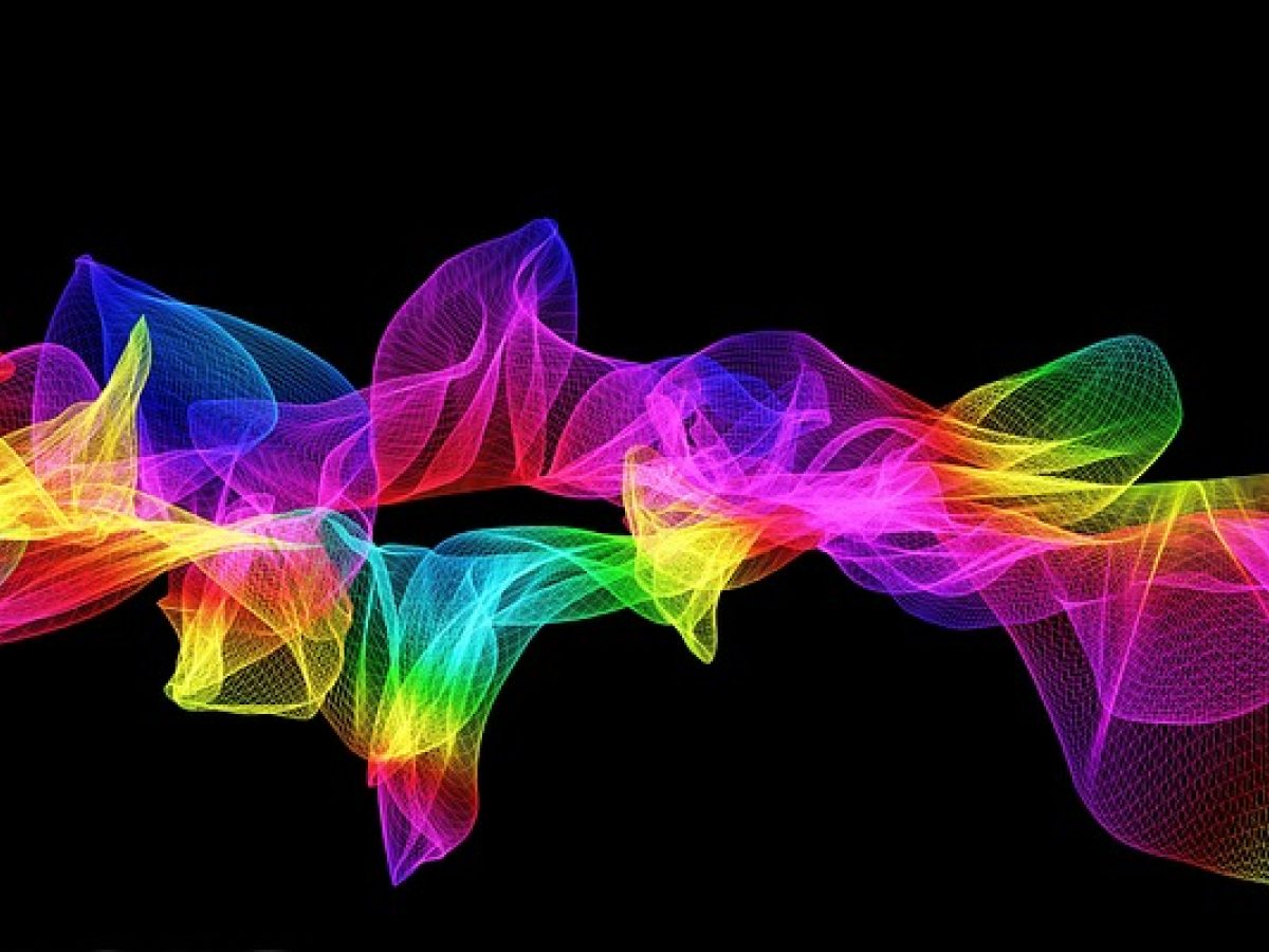 一只手握着手机横屏观看虎扑电竞客户端里的赛事直播画面，背景是傍晚室内柔和灯光下的书桌